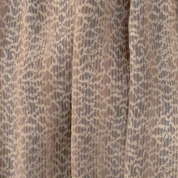 Elizabeth & James 100% silk pleated blouse size S - Picture 2 of 2